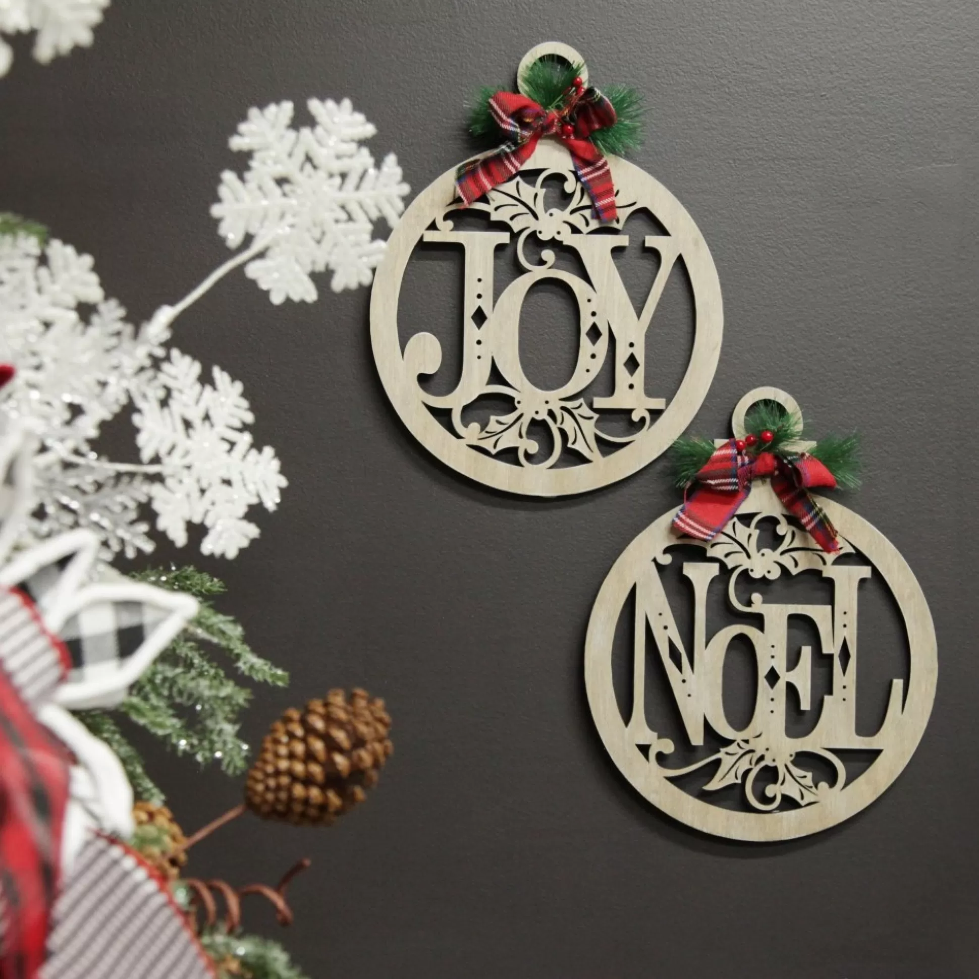 Laser Cut Noel Plywood Hanging Christmas Bauble Tartan bow Wall Hangings And Signs |
